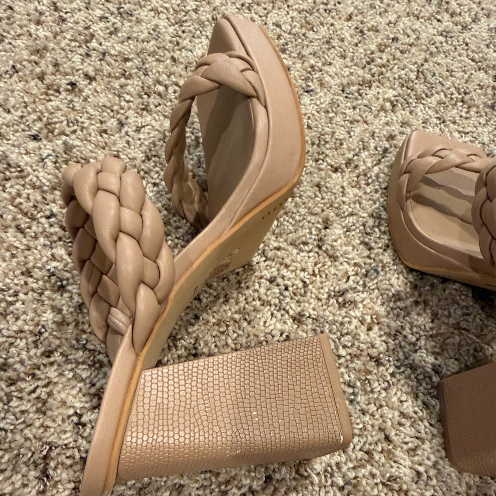 Dolce Vita Women’s Sandal - Picture 3 of 6